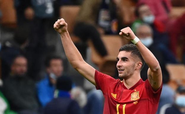 Ferran Torres celebra un gol con España ante Italia. 