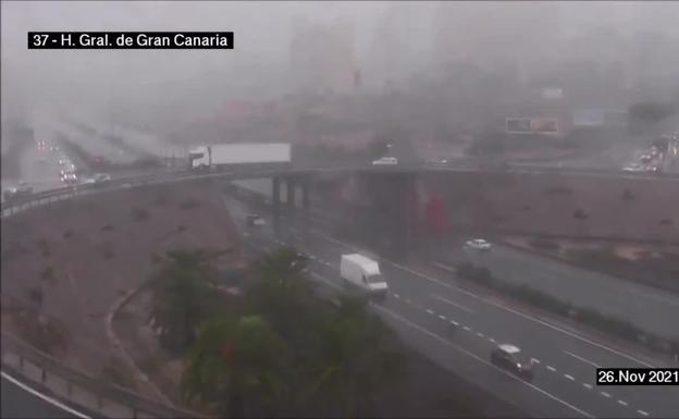 La lluvia atasca la GC-1 en los dos sentidos