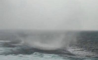 Vídeo: Impactante manga marina en la zona de San Felipe por la borrasca