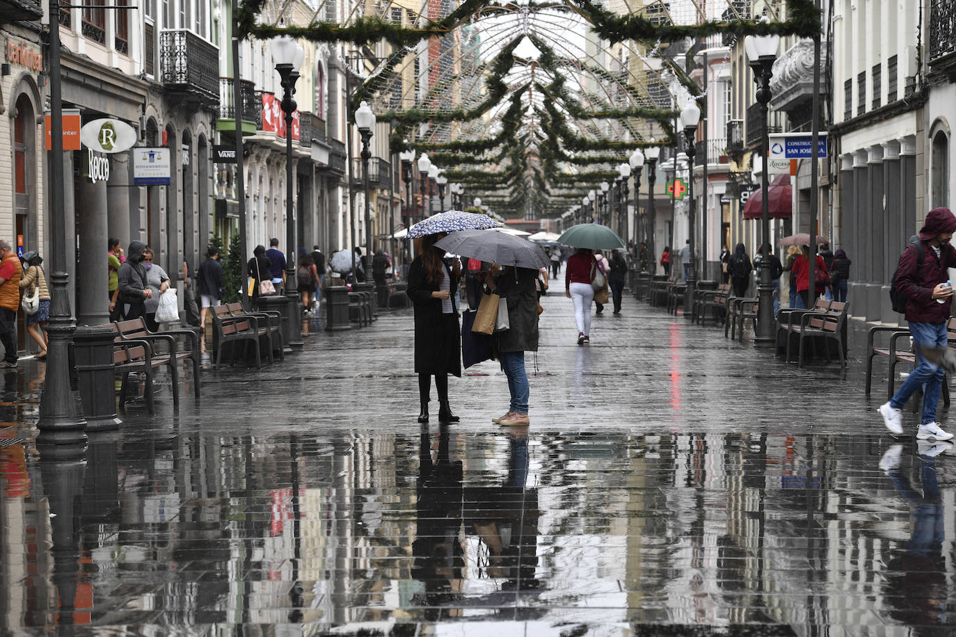 La lluvia descarga con fuerza sobre Canarias