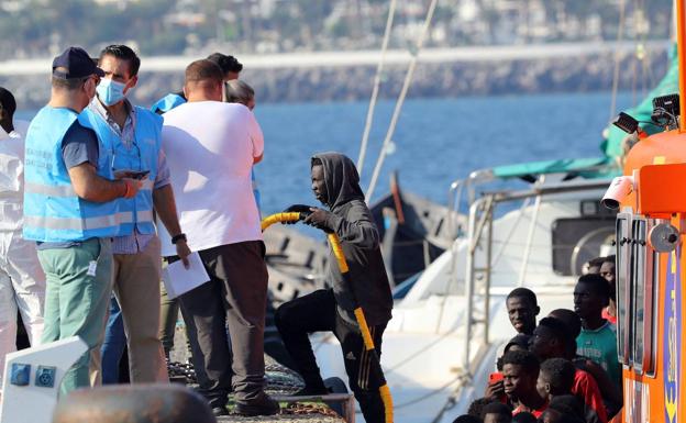 Rescate de inmigrantes, en una operación de Salvamento Martítimo en Gran Canaria.