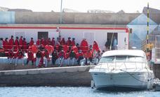 Dos fallecidos entre los 55 migrantes rescatados en Fuerteventura en una lancha