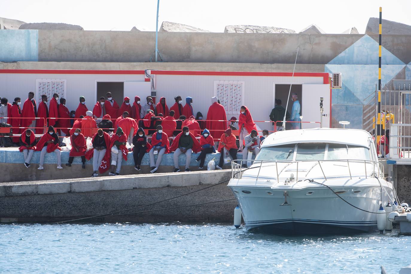 Dos fallecidos entre los 55 migrantes rescatados en Fuerteventura en una lancha