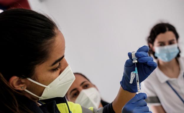 Canarias tiene el porcentaje más bajo de mayores de 70 años con la dosis de refuerzo