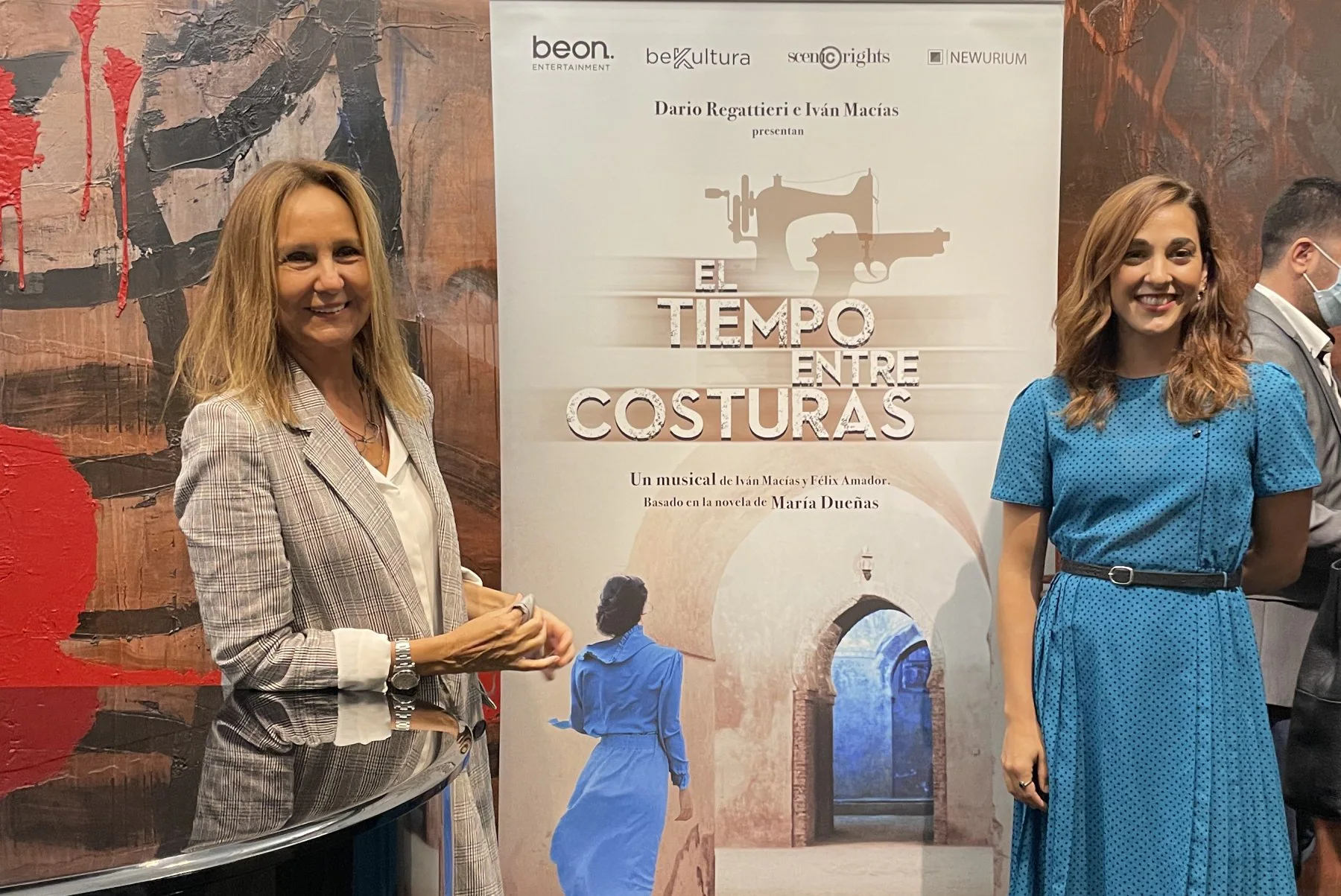 La escritora María Dueñas con la actriz Laura Enrech, que protagoniza el musical a partir de su novela 'El tiempo entre costuras'. 