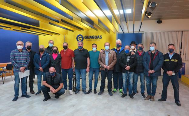 La asamblea de guagüeros decide esta noche si ratifica el acuerdo y desconvoca la huelga de diciembre