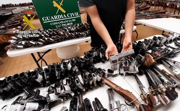 La Guardia Civil realiza la última subasta de armas prevista en la Comandancia de las Palmas