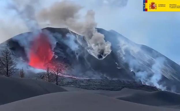 Vídeo. Así expulsa lava y piroclastos el cono secundario del volcán