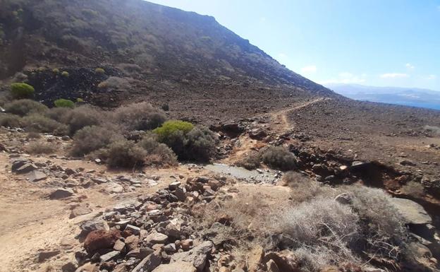 Un desbordamiento de aguas fecales cae de Las Coloradas al Confital