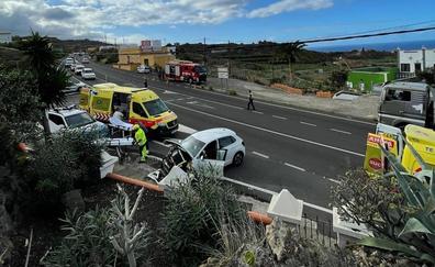 Un herido grave y dos leves en una colisión de dos coches en Tenerife
