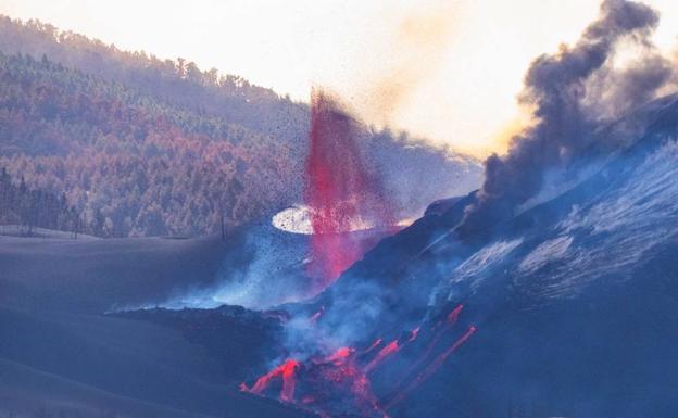 La acumulación de piroclastos crea un nuevo cono volcánico