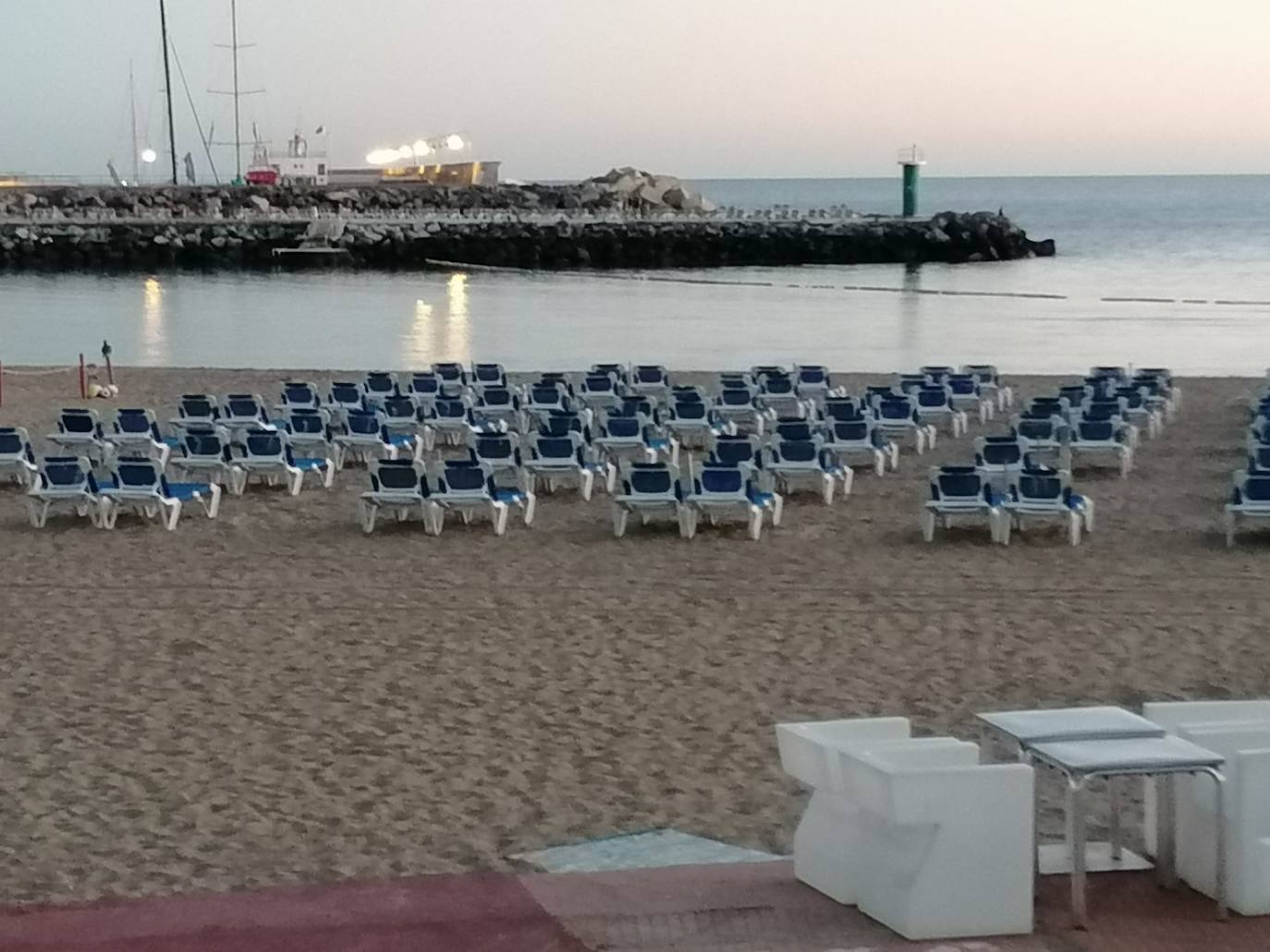 Vuelven las hamacas y sombrillas a la playa de Puerto Rico
