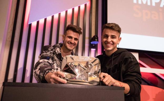 Adexe y Nau, primeros españoles en recibir el 'Botón de diamante' de Youtube