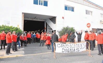 El personal de Lanzarote Bus inicia el paro respetando el transporte escolar