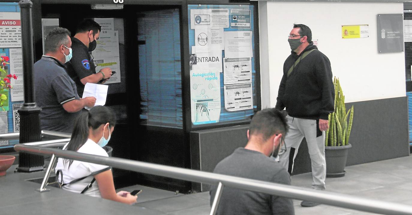 El sector público tira del empleo y devuelve el paro a las cifras precovid
