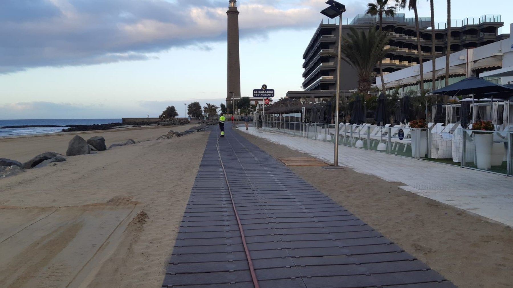 San Bartolomé coloca la pasarela sobre la escollera de Maspalomas
