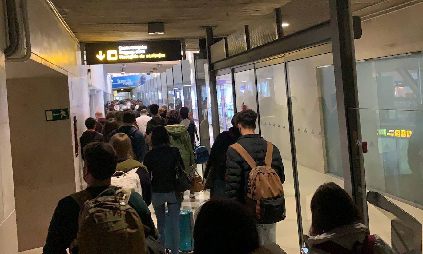 Imagen del aeropuerto de Tenerife Norte, ayer por la mañana, con pasajeros de un vuelo procedente de Madrid esperando para pasar el control. 