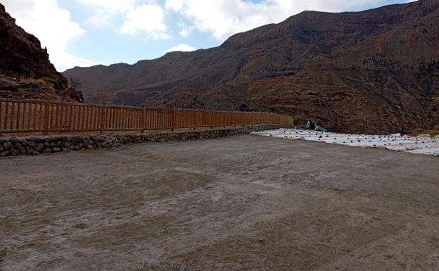 Acondicionada para aparcar la explanada frente al yacimiento de La Fortaleza