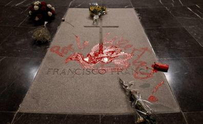 La Fiscalía pide un año de cárcel para el hombre que pintó la tumba de Franco