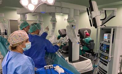 El servicio de Cirugía Torácica del Hospital Negrín realiza su primera intervención con el robot Da Vinci