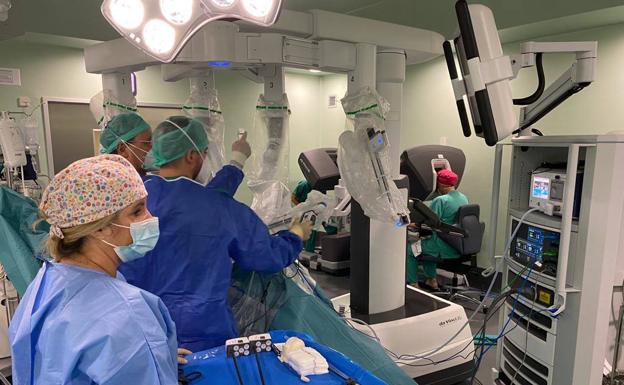 El servicio de Cirugía Torácica del Hospital Negrín realiza su primera intervención con el robot Da Vinci