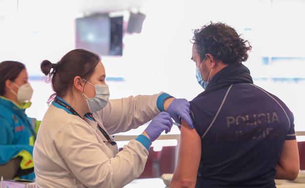 El Govern «discriminó» a los policías españoles en el plan de vacunación