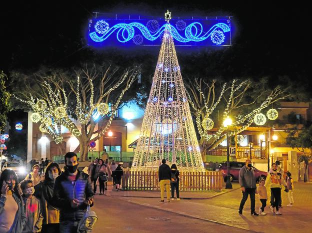 La ciudad ya respira a Navidad con la iluminación de sus calles