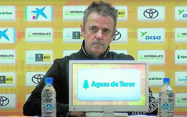 El entrenador del Gran Canaria, Porfi Fisac, atendió ayer a los medios de comunicación en el Arena. / CBGC