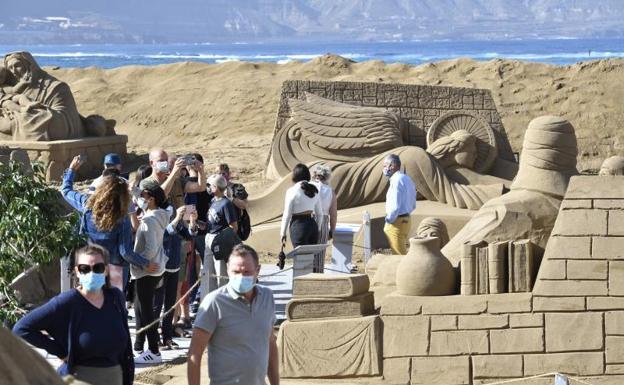 Los ciudadanos acuden a la llamada de arena y solidaridad del Belén de Las Canteras