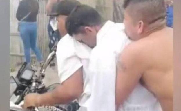 Sacan un cadáver de un ataúd para darle un paseo en moto