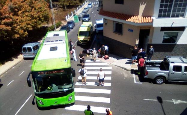 Una guagua estacionada pierde los frenos y atropella a una joven en Tenerife