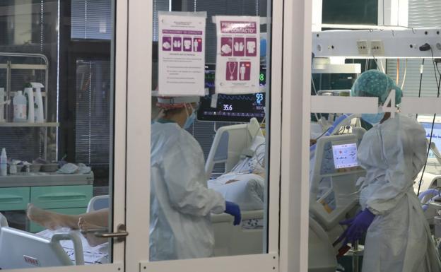 Canarias mantiene a los 5.000 profesionales sanitarios que contrató durante la pandemia