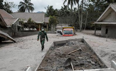 Catorce muertos en la erupción del volcán Semeru en Indonesia