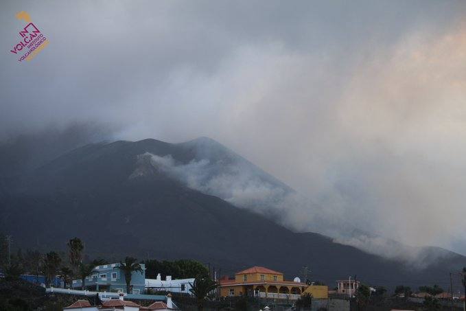 La colada que avanza por motaña Cogote ya ha llegado a la isla baja
