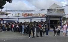 Decenas de jóvenes se agolpan en la puerta de la discoteca Tropical Palace sin respetar la distancia social