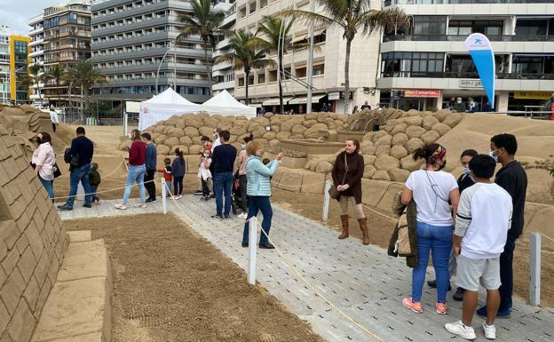 El belén de arena de Las Canteras se llena de visitantes con el puente