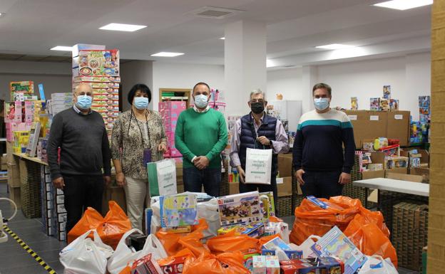 Moya entrega más de 5 toneladas de comida al Banco de Alimentos y juguetes a la Casa de Galicia