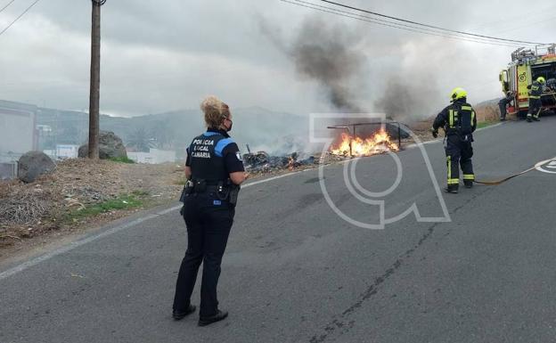 Incendian dos contenedores de basura en Jinámar