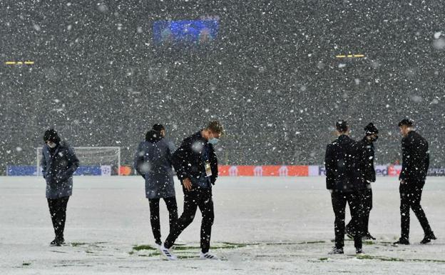Los jugadores del Atalanta, sobre el terreno de juego nevado.
