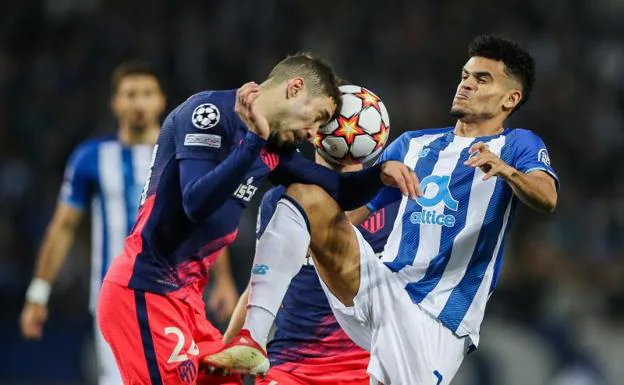 Sime Vrsaljko pelea por un balón con el jugadordel Oporto Luis Díaz. 