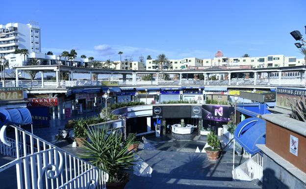 Un juez levanta el precinto del grupo electrógeno de uno de los locales del centro comercial Plaza