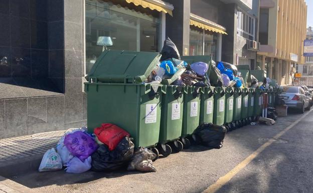 Un conflicto laboral acumula toneladas de basura en Mogán durante el puente