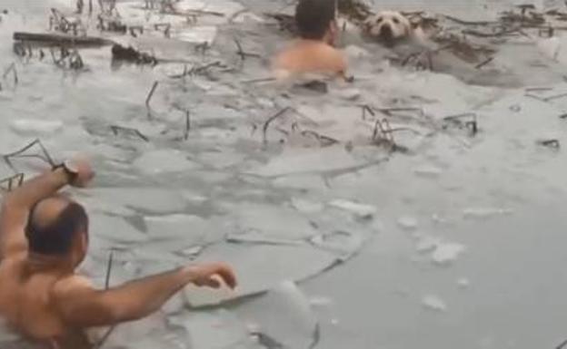 Dos agentes de la Guardia Civil rescatan un perro de la muerte en un estanque helado