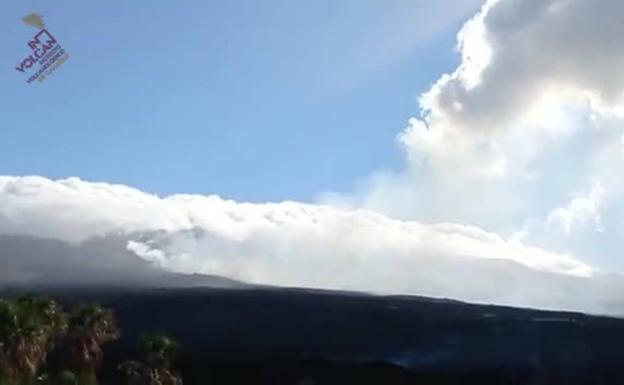 La lava continúa discurriendo por tubos volcánicos hacia la isla baja sin causar nuevos daños