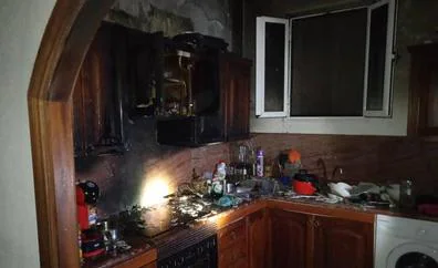 Un aparatoso incendio en Arenales obliga a la evacuación de un inquilino y su mascota