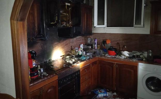 Un aparatoso incendio en Arenales obliga a la evacuación de un inquilino y su mascota