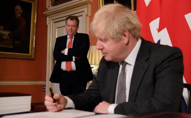 Boris Johnson es observado por David Frost, secretario para el 'brexit'.