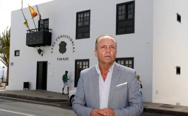 Machín entrega a los vecinos de Tinajo lotería de La Palma