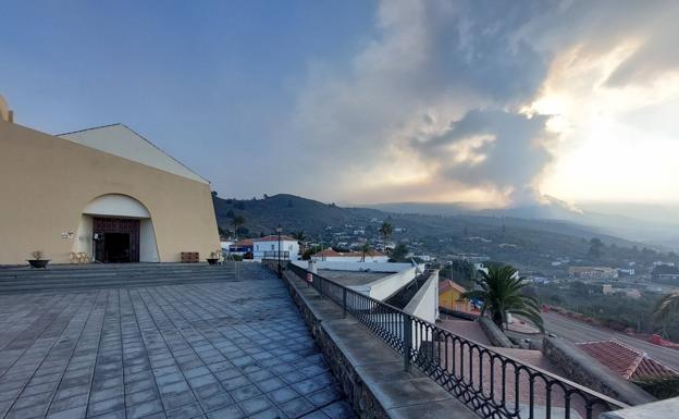 Los gases tóxicos obligan a confinar durante horas a 33.000 personas en el Valle de Aridane