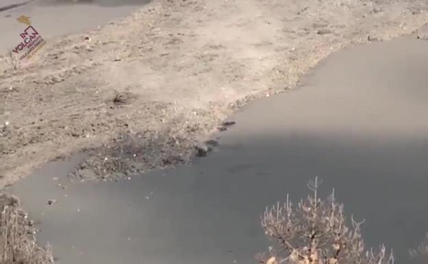 Vídeo. Así rueda una bomba lávica por el cono principal del volcán